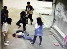 【视频】湖北红安00后斗殴视频，15岁男生砖头暴打男生头部