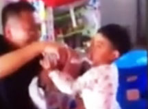 【视频】浙江台州2岁儿童遭继母孩子殴打1分多钟，父亲笑着叫好!