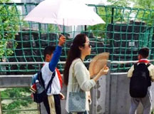 【视频】上海市“较霸气老师”炎热天让小学生为其撑伞