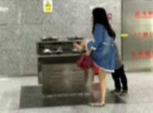 【视频】武汉女子用地铁直饮水洗脚，你怒了没？