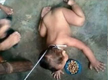 【视频】狠心！菲律宾母亲把孩子当狗牵在地上爬！竟是这样的原因!