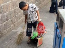 青岛7岁男孩子帮环卫工妈妈扫马路，说明了什么？