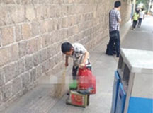 山东7岁男孩帮环卫妈妈扫马路，原来是在培养自理能力！