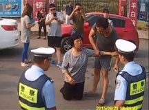 母亲为涉酒驾儿子跪地求交警高抬贵手，围观群众也“醉了”