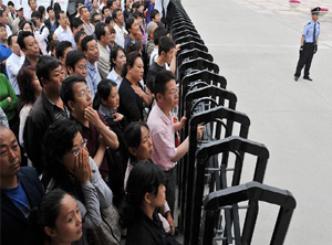 <b>高考期间 父母为何要“护考”?</b>