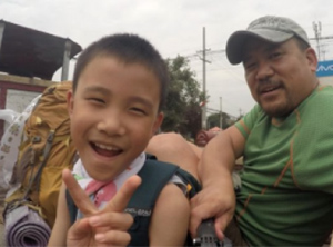 为亲身践行体验式教育 西安父亲揣100元带子穷游