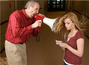 大学生手机成瘾的危害积极帮助大学生戒除网瘾