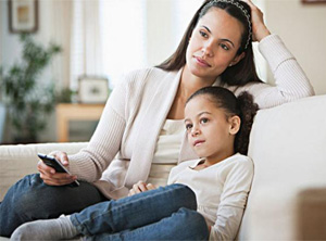 父母掌握遥控器 引导孩子适度适当地看电视