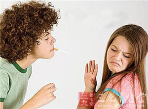 青少年抽烟的动机告诉你：戒烟从大人做起，给孩子一个榜样