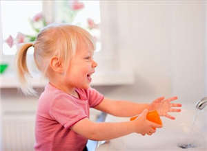 山东一妈妈发现孩子喜欢频繁洗手，观察之下才知道孩子患上强迫症