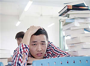 初三学生厌学情绪严重，沉迷网络无法自拔