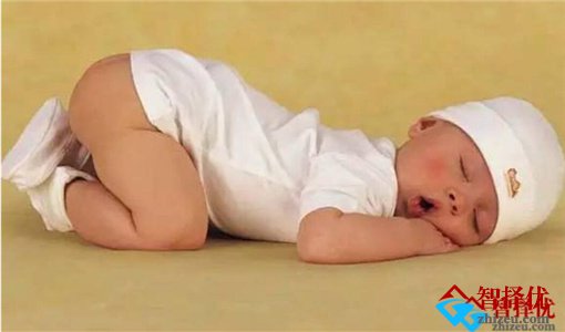 原来看宝宝睡姿能知道性格和智商，准哭了！