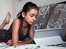 戒网瘾方法四：人际交往和沟通能力强的孩子不会染上网瘾