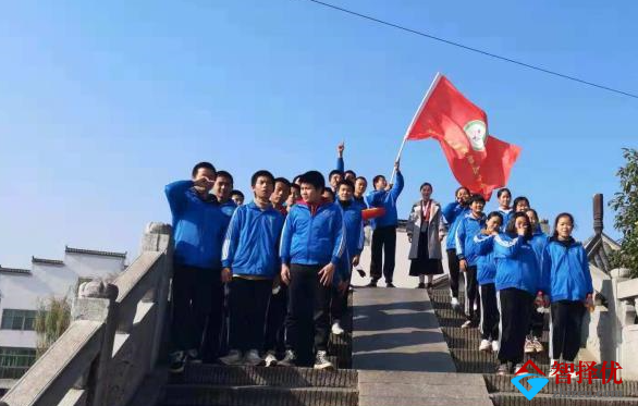 启德叛逆孩子特训学校户外拓展课组织学生集体旅行