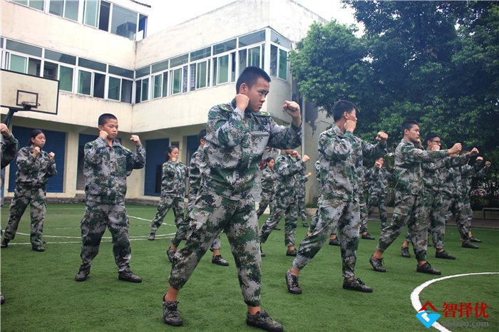 重庆戒网瘾学校提醒：沉迷网络可导致孩子脑萎缩