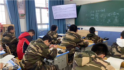 初中生沉迷手机该不该送全封闭学校，本篇文章就能给你答案