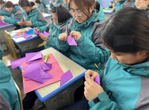 潍坊诸城军事化管理学校：14岁女孩被同学嘲笑青春痘厌学怎么引导?
