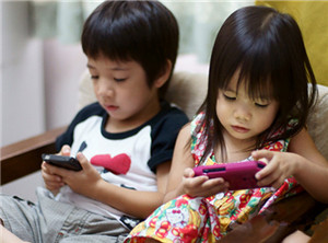 手机对孩子的危害绝不仅仅是学习