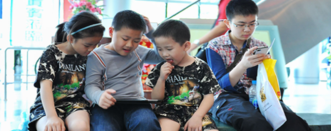 <b>预防孩子沉迷手机微信父母可以这样做</b>