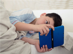 孩子暑假抱着电脑手机不放手 自制力哪里来？