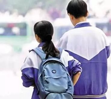网恋少年少女遭家长反对用502将手粘一起挑衅父母
