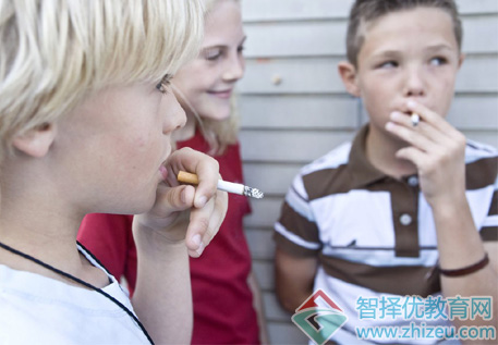 六个方法教父母及时纠正青春期男孩吸烟的不良行为