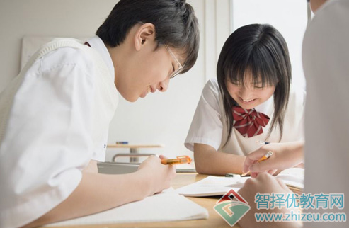 青春期的孩子渴望得到异性关注 父母巧妙引导三步走