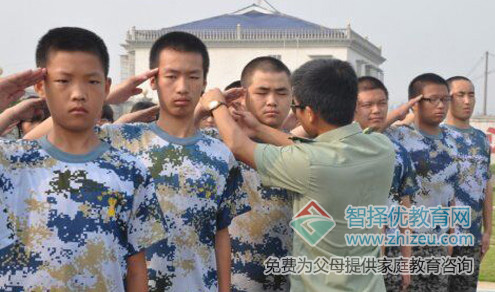 戒网瘾学校军事教官