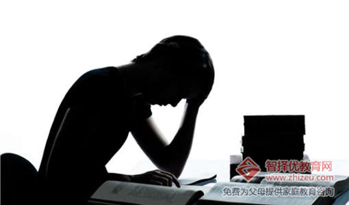 高三学生高考压力大打疲劳学习战.jpg