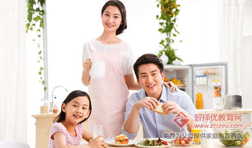 父母懒惰行为影响孩子要做好家庭教育.jpg