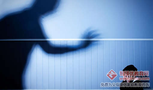 父亲缺乏父爱不承担家庭责任会让孩子对父亲亲情冷漠.jpg