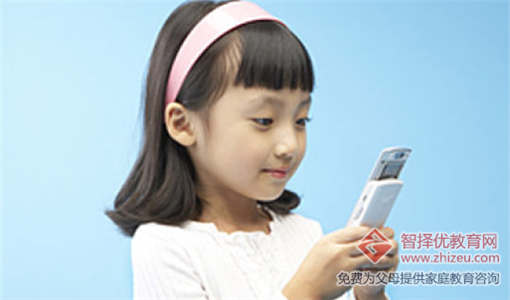 孩子沉迷手机游戏跟家庭教育方法有关.jpg