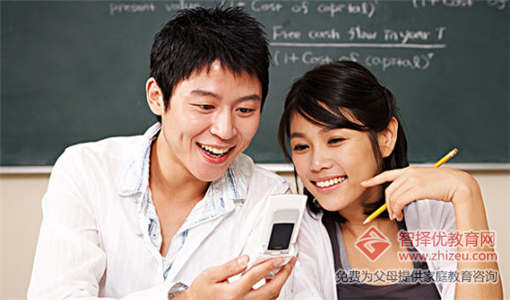 孩子沉迷手机导致作息混乱出现健康问题.jpg