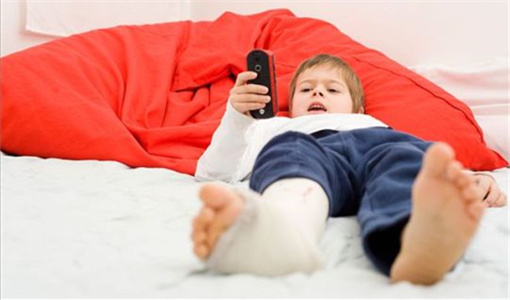 孩子沉迷手机父母责骂孩子的粗暴教育不可取.jpg