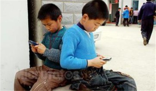 孩子沉迷手机学习成绩差如何教育.png