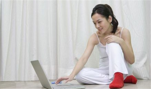 女孩沉迷手机聊天产生厌学心理.jpg