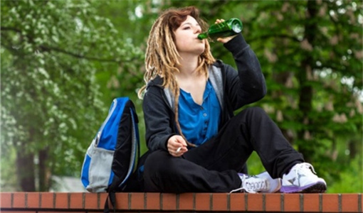 问题孩子学校研究自闭症女孩的青少年心理.jpg