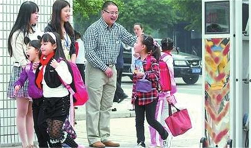 封闭式管理中小学生存在安全隐患.jpg