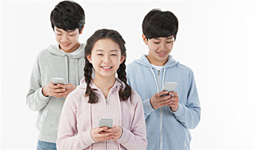 暑假安排孩子成手机控沉迷网游.jpg