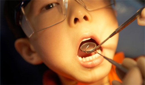 儿童龋齿造成自卑心理.jpg