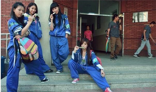 女孩青春叛逆期的表现.jpg