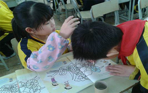 如何才能让孩子学会关爱他人？.jpg