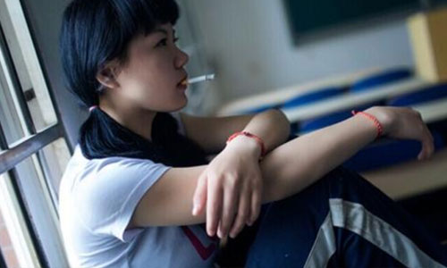 青春期女孩如何缓解痛经.jpg