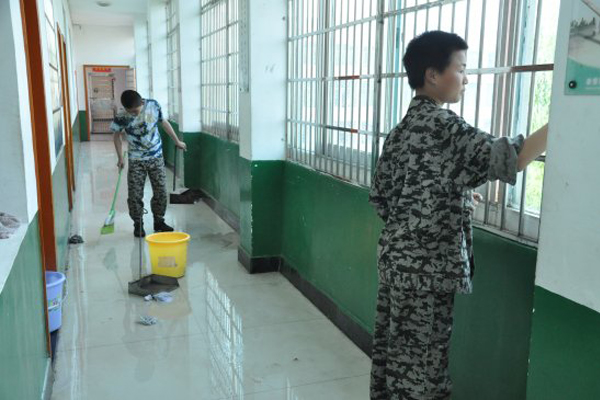 1536311050122356.jpg 湖南全封闭军事化管理学校教学楼走廊.JPG