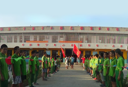 孩子爱玩手机.jpg